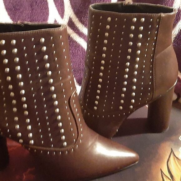 BCBGENERATION brown heel boots, size 8B - Picture 3 of 9